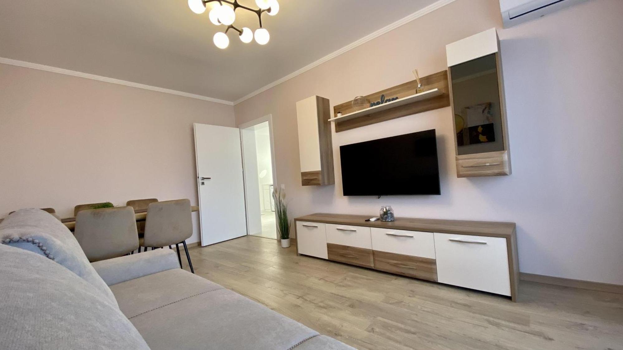 This Is Us Apartments Oradea Ngoại thất bức ảnh